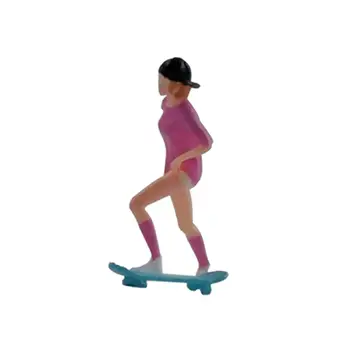 1:64 Фигурка Девушки На Скейтборде Модель Сцены Крошечные Люди для Украшения Макета