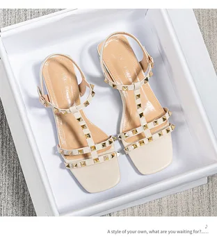 сандалии женские 2023 Летние босоножки на низком каблуке с заклепками, модный корейский дизайн, обувь для девочек, тапочки, женские сандалии большого размера de mujer