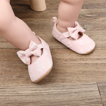 Обувь для новорожденных девочек на нескользящей мягкой подошве с цветочным бантом, балетки, первые ходунки для малышей, весенне-летние туфли принцессы